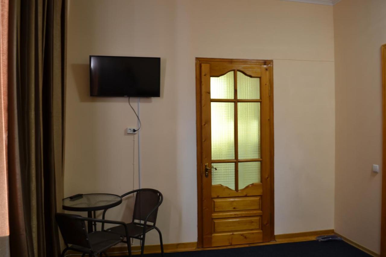 Art Hotel Chernivtsi Luaran gambar
